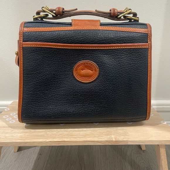 Vintage Dooney & Bourke Medium Lockhart Flap Bag Navy with British Tan Trim - Picture 4 of 10